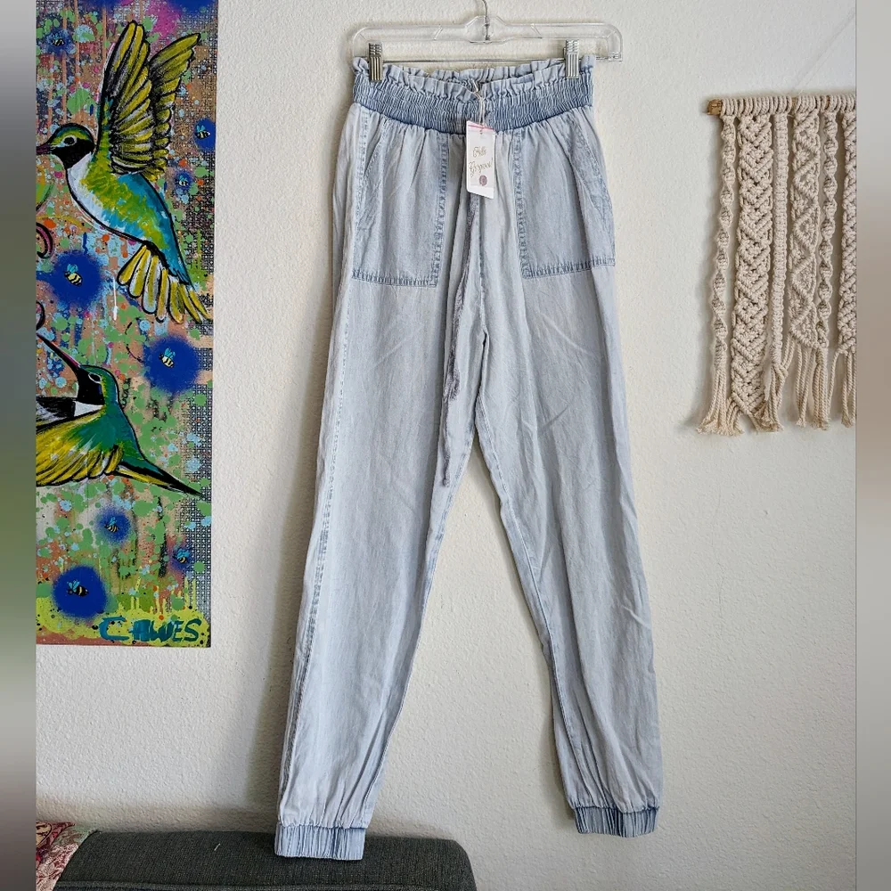 Elan NWT Cotton Chambray Light Blue Joggers Crop Pants Smock Waist Size Small - Picture 1 of 8